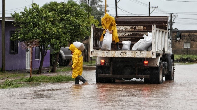 Las calles de la ciudad estaban anegadas, a tal punto que en algunos barrios, sobre todo aquellos con calle de tierra, la Municipalidad tuvo que asistir a los vecinos con bolsas de arena y tarimas.