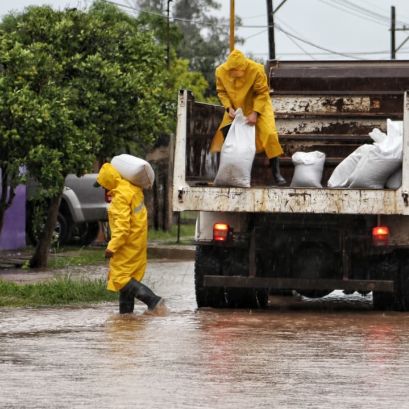 Las calles de la ciudad estaban anegadas, a tal punto que en algunos barrios, sobre todo aquellos con calle de tierra, la Municipalidad tuvo que asistir a los vecinos con bolsas de arena y tarimas.