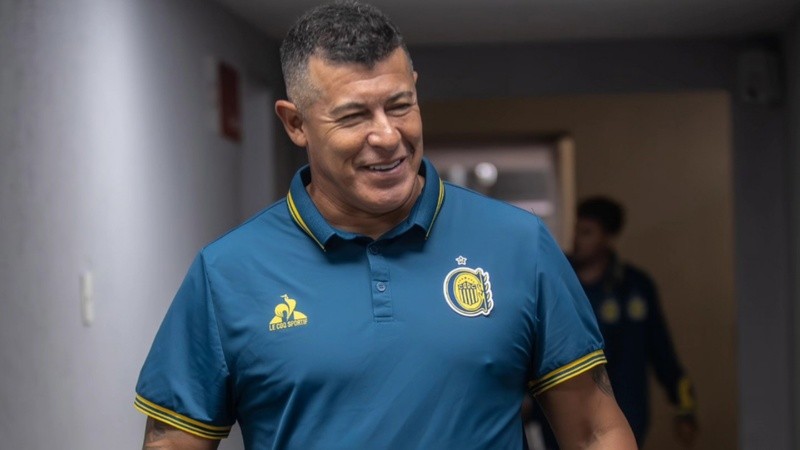 Almirón se fue sonriente tras la victoria.