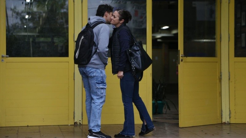 El saludo de los docentes esta mañana en la puerta de la escuela donde hace dos semanas se desató el horror. (Foto: Alan Monzón, enviado especial, desde San Cristóbal / Rosario3) El saludo de los docentes esta mañana en la puerta de la escuela donde hace dos semanas se desató el horror. (Foto: Alan Monzón, enviado especial, desde San Cristóbal / Rosario3)