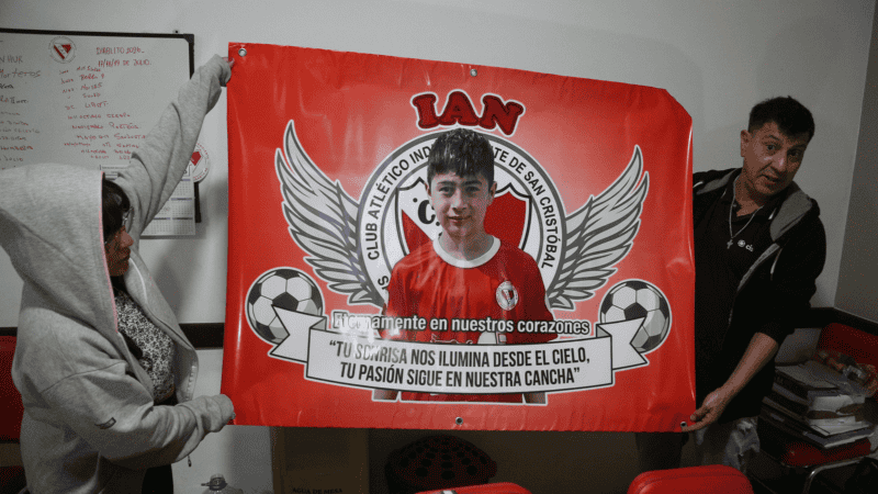 El cartel que estará colgado en la secretaría del club Independiente de San Cristóbal.  Foto Alan Monzón (Rosario3)