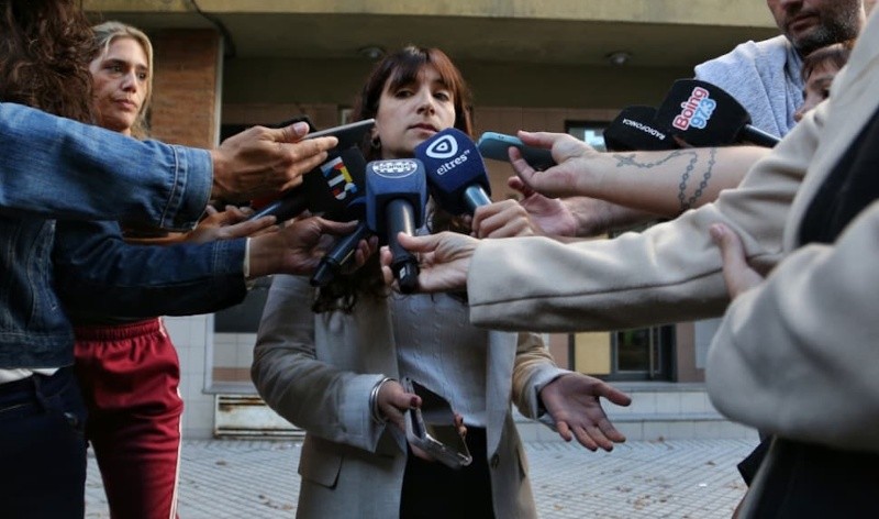 &nbsp;La fiscal Carla Ranciari con la prensa en la puerta del edificio de 3 de Febrero al 2400, donde fue hallada muerta la muchacha. (Foto: Alan Monzón /Rosario3)