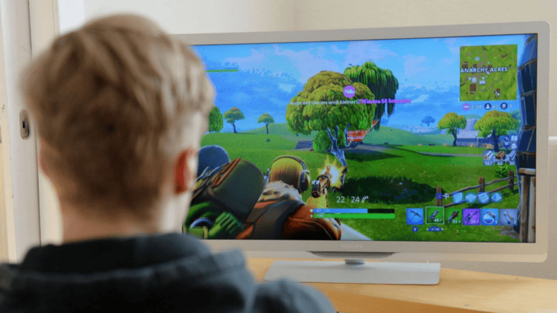 Niño jugando Fortnite. Esta generación procesa más rápido toda la información que aparece en pantalla. 