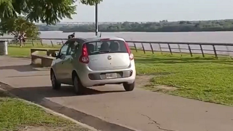 El Fiat Palio que quedó grabado cuando circulaba sobre la senda peatonal de la costanera central.
