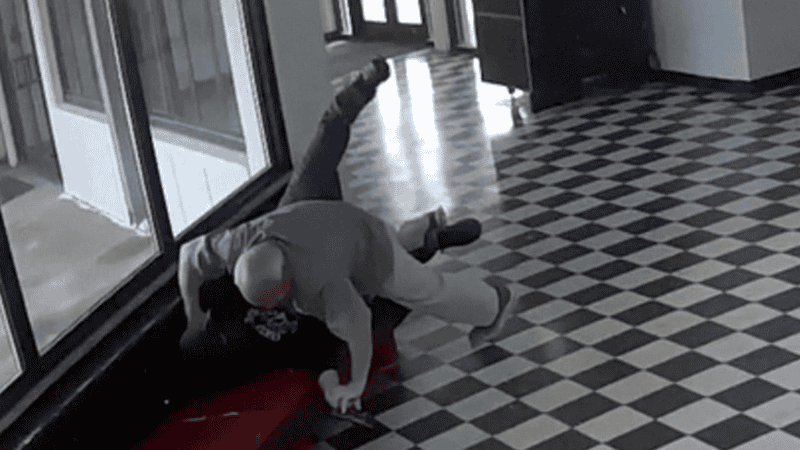 Las autoridades policiales detuvieron al atacante, identificado como Victor Lee Hawkin, quien era alumno de esa escuela.