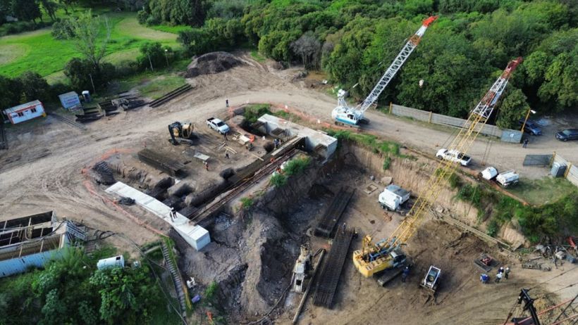 Siguen los trabajos para frenar el retroceso de la cascada del Saladillo y proteger el puente Molino Blanco.