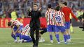 Diego Simeone aplaude a sus aficionados tras caer derrotados en la final de la Copa del Rey (EFE).