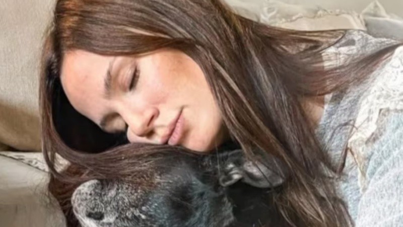 La modelo junto a su perro de 15 años