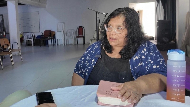 En el salón de oración emplazado en el corazón del barrio Stella Maris, Gladis intenta darle la bienvenida a los chicos que llegan con miedo.
