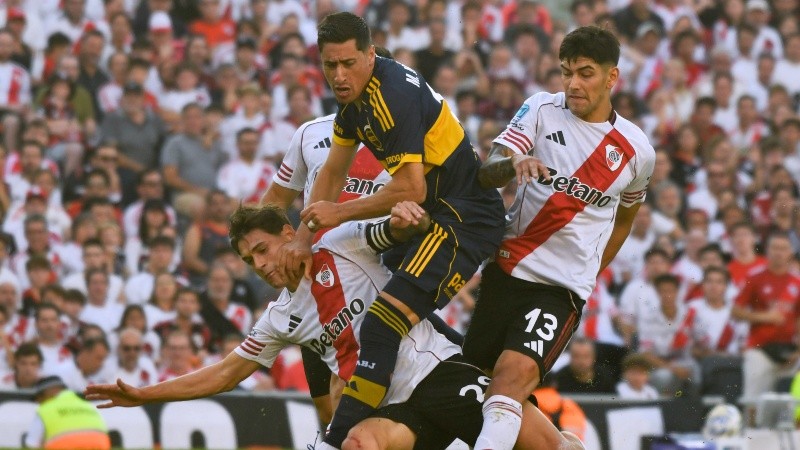 Merentiel exige en medio de la defensa local, en una escena del primer tiempo. (FotoBaires)