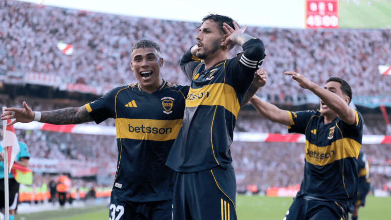 Paredes clavó un golazo de penal y lo festejó con Topo Gigio. (FotoBaires)