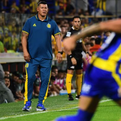 Jorge Almirón vivió con máxima intensidad el dramático triunfo de Central ante Sarmiento.