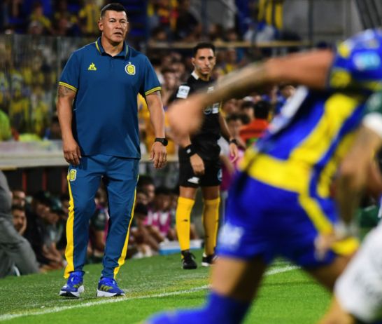 Jorge Almirón vivió con máxima intensidad el dramático triunfo de Central ante Sarmiento.