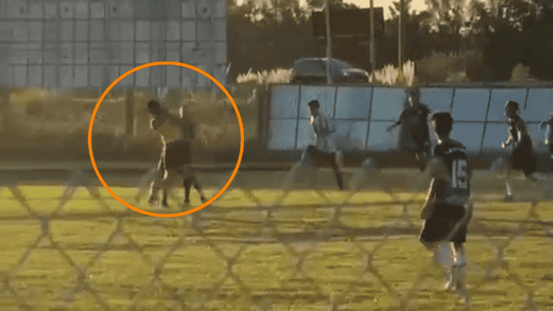 El impacto fue tan violento que el juez cayó desplomado sobre el césped, sin capacidad de reaccionar.