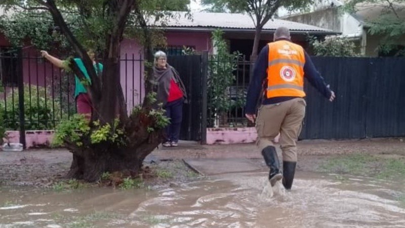 Villa Minetti: en pocas horas se registraron lluvias cercanas a los 200 milímetros que provocaron anegamientos y el ingreso de agua en viviendas.