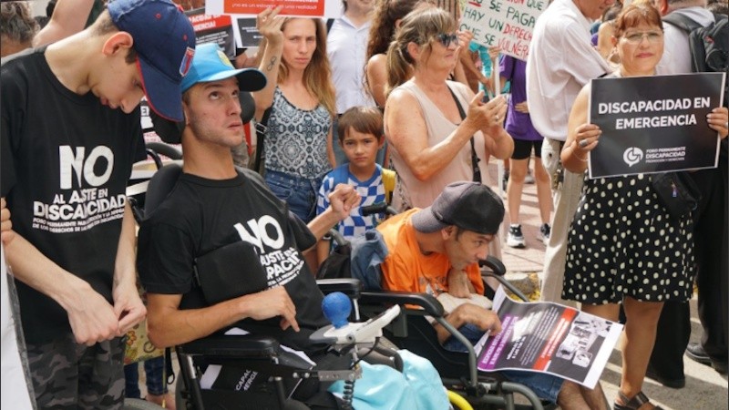 rganismos y personal de salud de Argentina protestan contra un veto del presidente Javier Milei a una ley que promovía mayor protección para personas con discapacidades frente al Congreso de la Nación en Buenos Aires, Argentina.