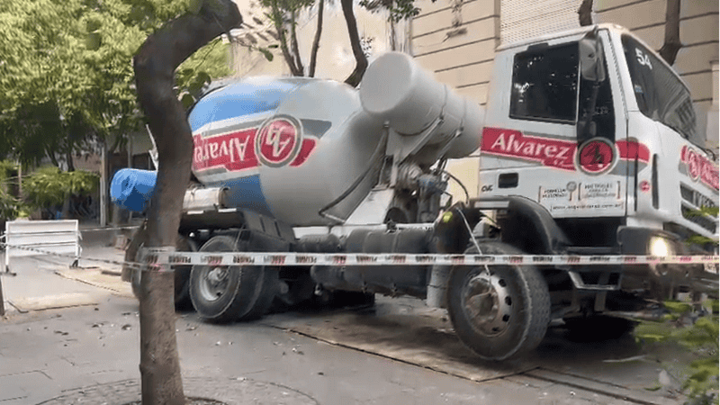Mientras intentan retirar el vehículo, el camión mantiene el tambor en movimiento para evitar el fraguado del hormigón.