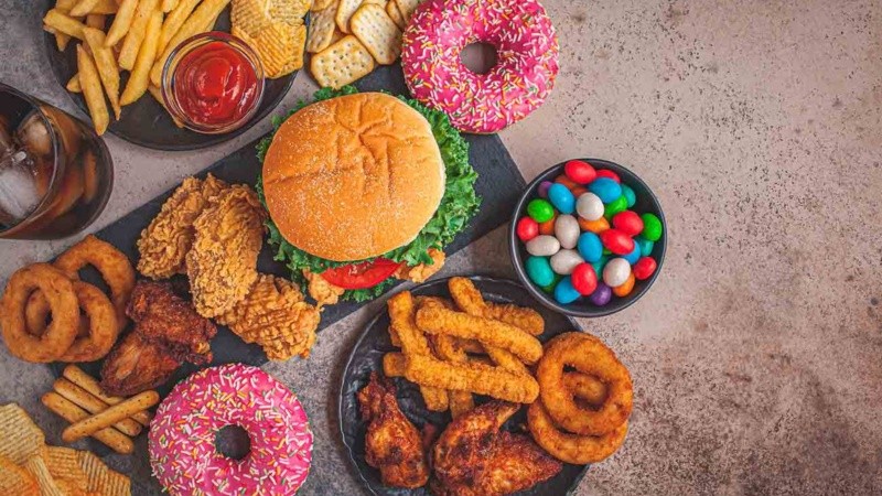 La preocupación no pasa por un alimento puntual, sino cuando estos productos se convierten en la base de la alimentación diaria