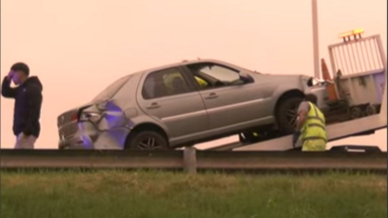 El momento en el que el Fiat Siena es retirado con una grúa.