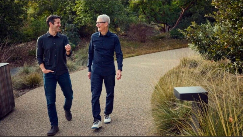 John Termus (izquierda) junto a Tim Cook (derecha)
