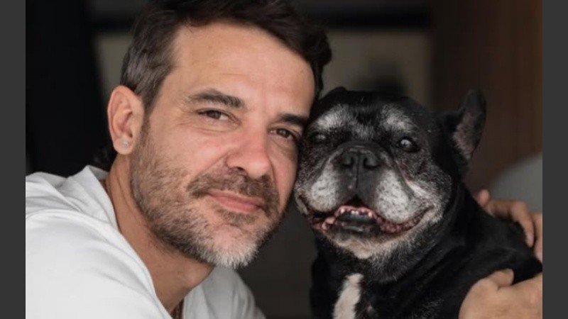 El actor junto a su mascota