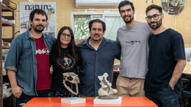 Los investigadores que realizaron el hallazo en Río Negro. (Agencia CTyS-UNLaM)