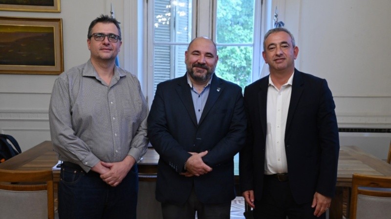 Adda junto a Chale y Javkin durante su presentación. (Municipalidad)