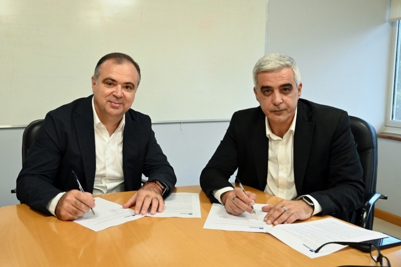 &nbsp;Maglieri y Bartolacci rubrican el acuerdo entre Gerdau y la UNR.