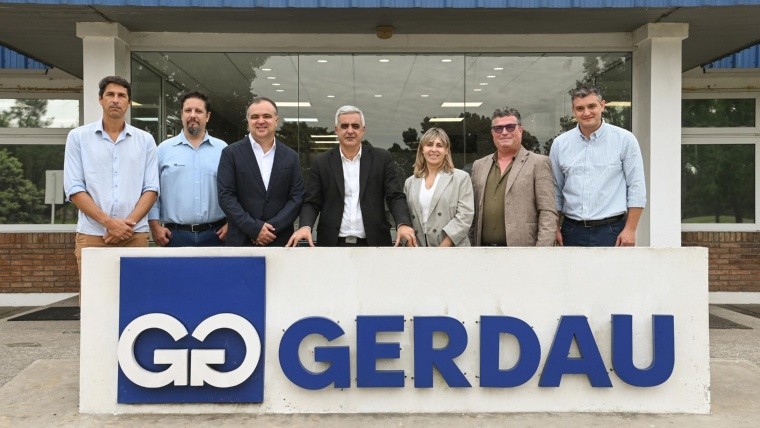 El director de Gerdau, Guillermo Maglieri, y el rector de la UNR, Franco Bartolacci, rubricaron el acuerdo entre la universidad y la compañía.