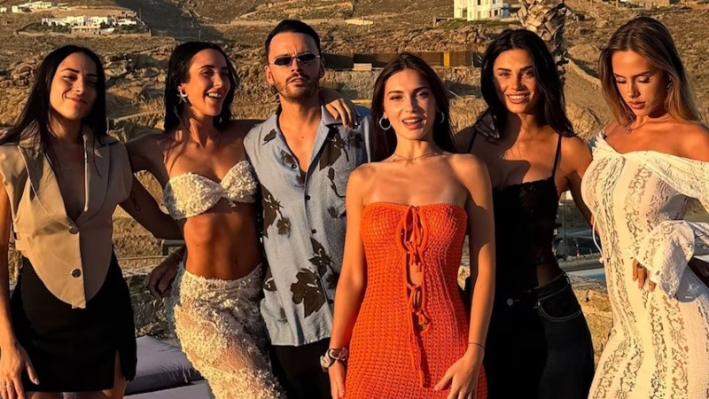 Emanuele Buttini y Deborah Ronchi, dos de los dueños de la agencia apuntada por ser una red de prostitución VIP, junto a otras mujeres en una fiesta.