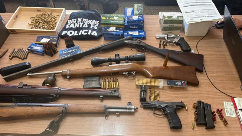 Parte de lo secuestrado en los dos allanamientos. (Gobernación)