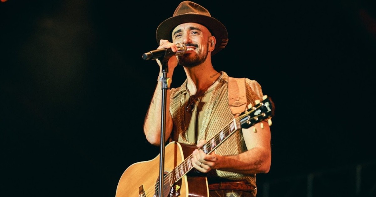 Abel Pintos en vivo, durante un show anterior en Rosario