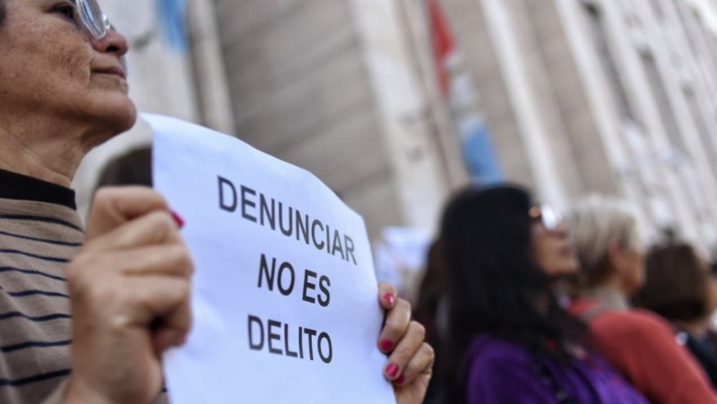 Movilización de mujeres contra el avance de una ley que endurece penas para severamente las penas para quienes realicen falsas denuncias que derivan en la separación de padres de sus hijos (Alan Monzón)&nbsp;