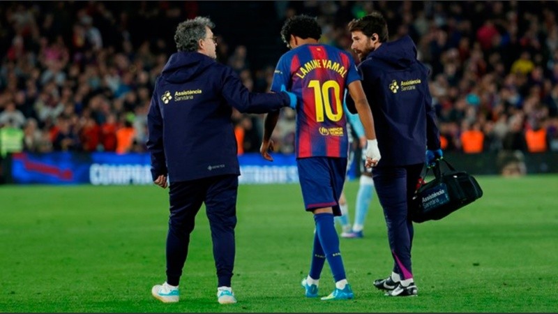 El 10 del Barcelona se retiró del campo de juego tras el festejo de su gol.