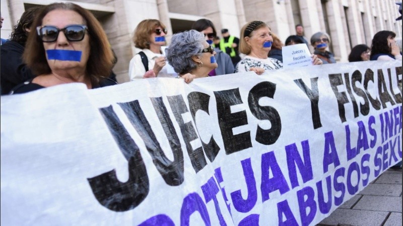 Mujeres expresaron su repudio al proyecto de ley de Losada sobre denuncias falsas.
