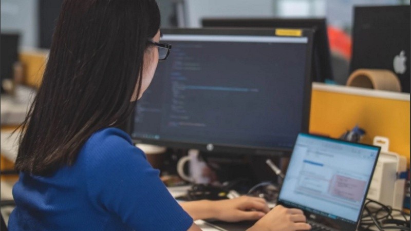 La iniciativa autoriza que empleadores y trabajadores pacten por escrito la compensación de horas extraordinarias.