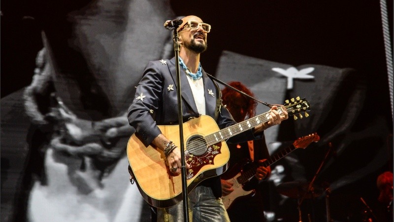 Abel Pintos se brindó entero a su público que hizo explotar Metropolitano.