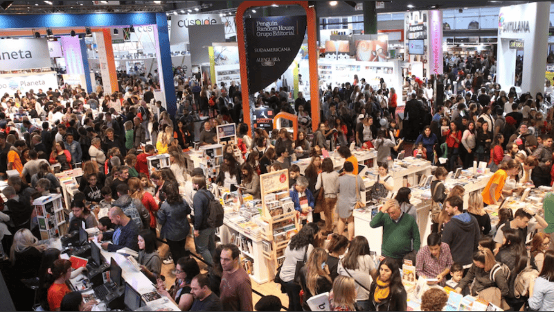 La Feria Internacional del Libro festeja medio siglo con propuestas renovadas y miles de visitantes.