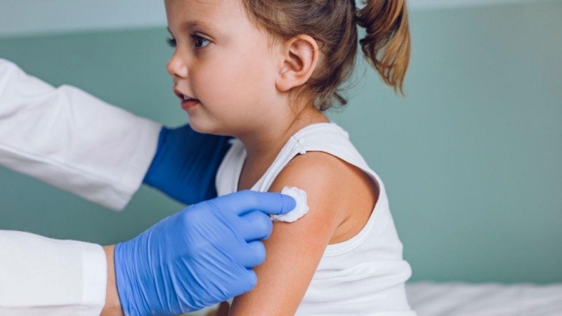 En los últimos 50 años, la inmunización ha contribuido a reducir un 40% la mortalidad infantil a escala mundial, lo que convierte a las vacunas en uno de los medios más eficaces para impulsar la supervivencia infantil.