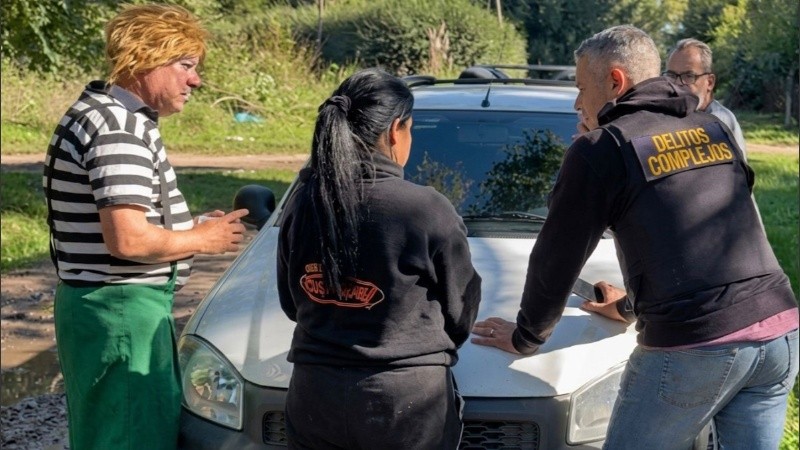 Dos oficiales de la policía bonaerense se vistieron como payasos del circo que funcionaba en el campo vecino al aguantadero.