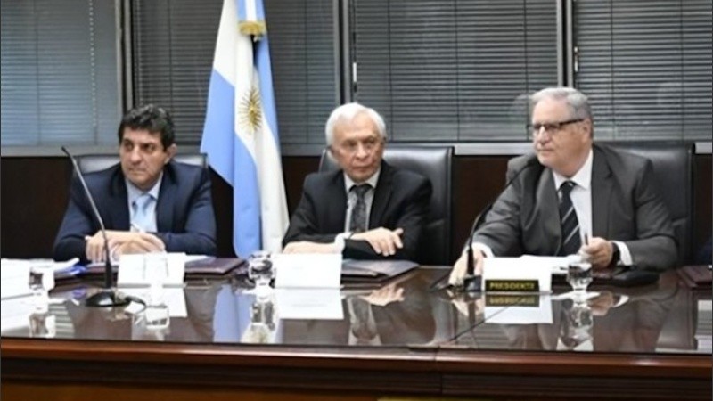 Victor Arturo Pesino (en el centro de la imagen), el juez que falló ayer a favor de la reforma laboral y que hoy es promovido por el ministro de Justicia.