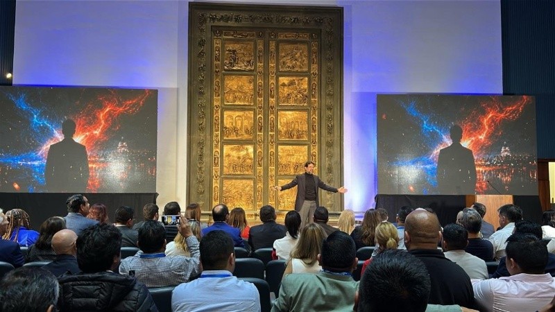 Antonio Sola durante su disertación en la Cumbre de Montevideo