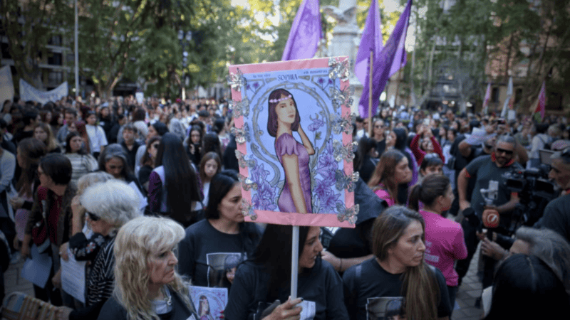 Familiares y amigos de Sophia Civarelli se manifestaron este viernes en la plaza 25 de Mayo. (Foto: Alan Monzón / Rosario3)