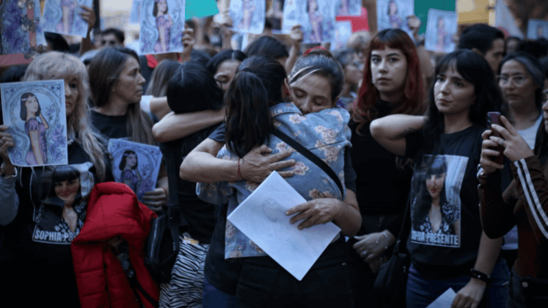 Familiares y amigos de Sophia Civarelli se manifestaron este viernes en la plaza 25 de Mayo.