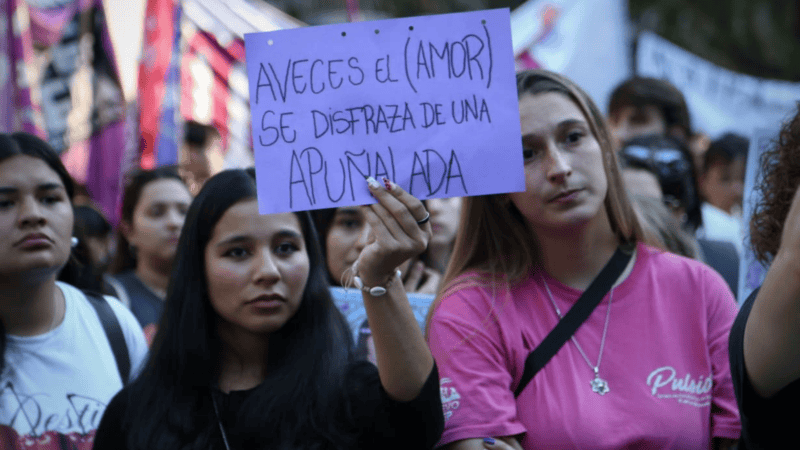 Familiares y amigos de Sophia Civarelli se manifestaron este viernes en la plaza 25 de Mayo.