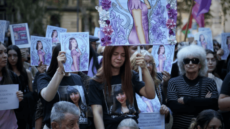 Familiares y amigos de Sophia Civarelli se manifestaron este viernes en la plaza 25 de Mayo.