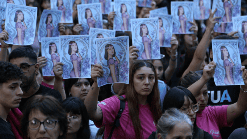 Familiares y amigos de Sophia Civarelli se manifestaron este viernes en la plaza 25 de Mayo.