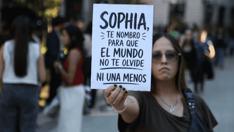 Familiares y amigos de Sophia Civarelli se manifestaron este viernes en la plaza 25 de Mayo.