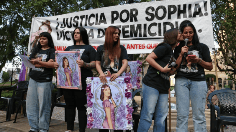 La madre y la hermana (primeras de derecha a izquierda) de Sophia Civarelli en la marcha en pedido de justicia por la joven asesinada. (Foto: Alan Monzón / Rosario3)