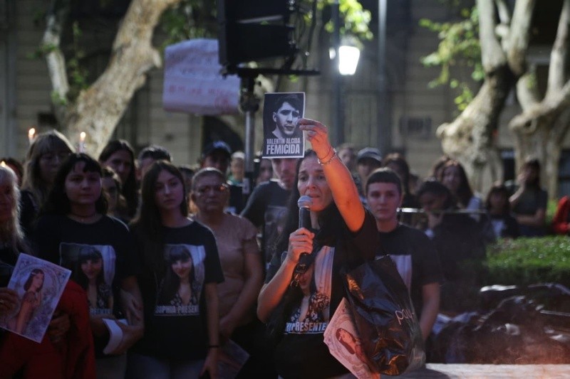 &nbsp;Durante la manifestación, la familia de Sophia exhibió imágenes con la cara de Valentín Alcida. (Alan Monzón/Rosario3)
